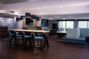 Counce皮克威克达姆汉普顿酒店 - 位于夏伊洛瀑布的客厅配有桌椅和沙发