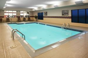 布兰森布兰森汉普顿酒店 - 布兰森山的医院里的一个大型游泳池
