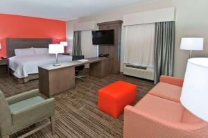 彭萨科拉彭萨科拉松林路I-10号汉普顿套房酒店的配有一张床和一张书桌的酒店客房