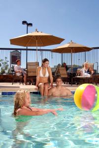 普雷斯科特山谷普雷斯科特谷汉普顿酒店及套房的一群人在游泳池玩耍