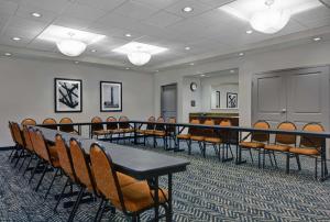 巴斯巴斯汉普顿酒店 - 缅因州宾士区的一间会议室,配有桌椅