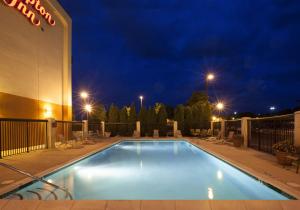 潘思维尔潘尼斯威乐汉普顿旅馆的夜间在酒店前的游泳池
