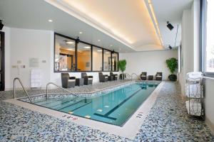 波特兰波特兰市中心海滨希尔顿花园酒店的在酒店房间的一个大型游泳池
