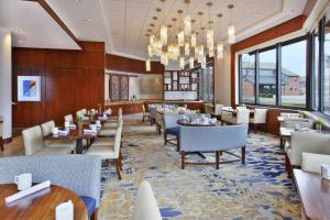 波特兰波特兰市中心海滨希尔顿花园酒店的用餐室设有桌椅和窗户。