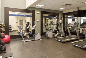南波特兰汉普顿波特兰机场酒店的健身房,配有跑步机和有氧运动器材