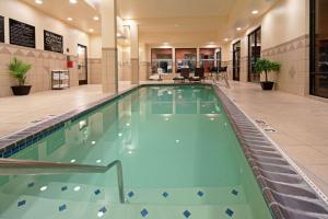 布雷默顿布雷默顿汉普顿套房酒店 的酒店大堂的大型游泳池