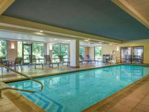 雷纳姆雷纳姆陶顿汉普顿酒店的一座配有桌椅的酒店游泳池