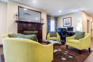 里士满肯塔基州里士满汉普顿酒店的客厅配有黄色的沙发、椅子和书桌