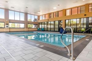 里士满肯塔基州里士满汉普顿酒店的一座带窗户的大型建筑中的游泳池
