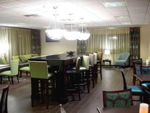 里士满肯塔基州里士满汉普顿酒店的一间带桌椅的用餐室