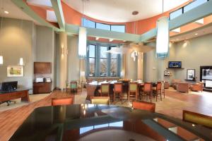 莫里斯维尔莱利/都林机场汉普顿酒店的大堂设有用餐室和餐桌