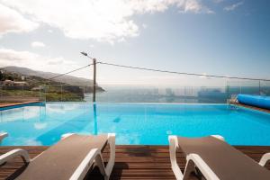 蓬他达维托亚Sea View Villa Mar Lindo nr Ponta do Sol的享有水景的大型游泳池