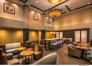 里诺里诺汉普顿酒店的一间带桌椅的餐厅和一间酒吧