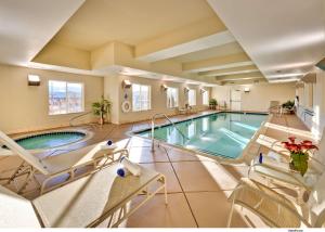 里诺里诺汉普顿酒店的一个带椅子的大型室内游泳池和游泳池