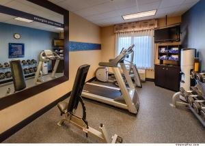 里诺里诺汉普顿酒店的一间健身房,里面设有跑步机和椭圆机