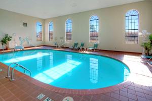 拉塞尔维尔拉塞尔维尔希尔顿恒庭酒店的在酒店房间的一个大型游泳池