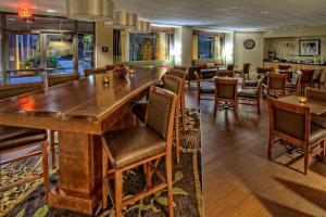 落基山落基山希尔顿恒庭酒店的用餐室配有大型木桌和椅子