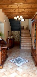 Luci nel Bosco的客厅设有楼梯,地板上铺有地毯。