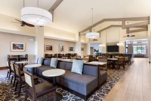圣地亚哥圣迭戈机场自由站希尔顿惠庭套房酒店的一间带沙发和桌椅的餐厅