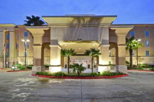 圣安东尼奥圣安东尼奥/东北I-35汉普顿酒店及套房的停车场内棕榈树的大型建筑
