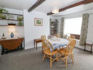谢菲尔德Nook Farm Holiday Cottage的一间带桌椅和书桌的用餐室