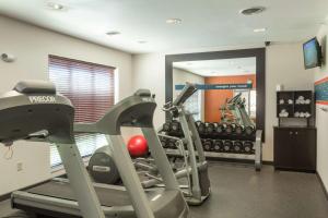 歌珊戈申汉普顿酒店的健身房、跑步机和健身房