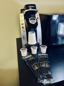 森尼维耳市枫树旅舍的咖啡壶和柜台上的三杯