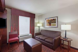 西塔科西雅图机场/28号大道汉普顿酒店及套房的客厅配有沙发和椅子