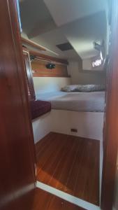 MamartupoSailboat Anemoi Sailing - Private Charter in San Blas的小房间设有两张床,铺有木地板