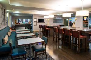 达利城旧金山汉普顿旅馆 - 达利市的一间带桌椅的餐厅和一间酒吧