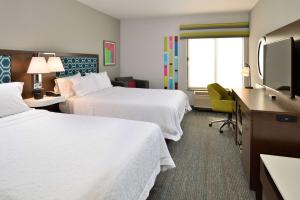 达利城旧金山汉普顿旅馆 - 达利市的酒店客房设有两张床和一台平面电视。