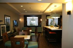 什里夫波特什里夫波特机场汉普顿旅馆的餐厅设有酒吧和桌椅