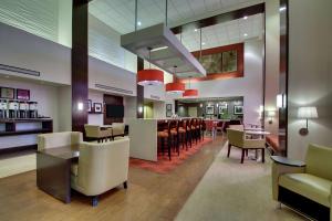 什里夫波特什里夫波特汉普顿酒店的餐厅设有酒吧,配有桌椅