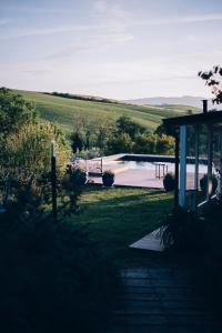 圣卢切Agriturismo Podere il Fornacino的享有带游泳池和房屋的庭院的景色