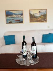 拉夫里翁Luxury Country Home的2瓶葡萄酒和2杯桌子上的酒