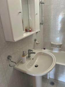 拉夫里翁Luxury Country Home的浴室设有白色水槽和镜子