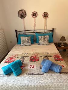 拉夫里翁Luxury Country Home的床上有2个蓝色枕头