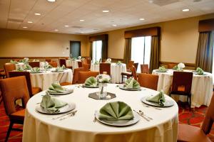 萨利纳斯萨利纳斯汉普顿旅馆及套房酒店的会议室,配有带绿餐巾的桌子