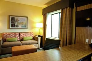 萨利纳斯萨利纳斯汉普顿旅馆及套房酒店的客厅配有沙发和桌子