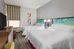 埃伦顿埃伦顿/布雷登顿汉普顿酒店的酒店客房设有两张床和一台平面电视。