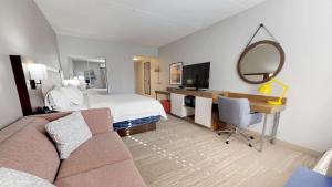 圣西蒙斯岛Hampton Inn St. Simons Island的酒店客房配有一张床和一张带镜子的书桌
