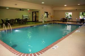 切斯特菲尔德圣路易斯切斯特菲尔德汉普顿旅馆的在酒店房间的一个大型游泳池