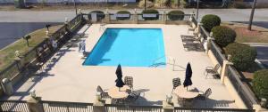 萨姆特萨姆特汉普顿酒店的享有带椅子和遮阳伞的游泳池的上方景色