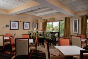 Shrewsbury什鲁斯伯里恒庭酒店的一间带桌椅的餐厅和一间用餐室