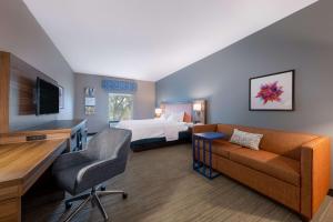 圣罗伯圣罗伯特汉普顿酒店的酒店客房设有一张沙发和一张床