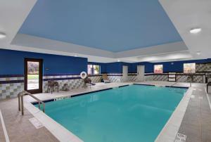 东叙拉古Hampton Inn & Suites by Hilton Syracuse Dewitt的在酒店房间的一个大型游泳池