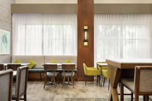 皮阿拉普塔科马/普亚勒普汉普顿套房旅馆的一间带桌椅和沙发的用餐室