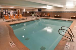 皮阿拉普塔科马/普亚勒普汉普顿套房旅馆的酒店大堂的大型游泳池