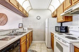 费南迪纳比奇Oceans Of Amelia - 309的厨房配有水槽和冰箱