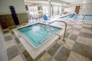 托莱多托莱多/韦斯特盖特汉普顿套房酒店的在酒店客房内的游泳池设有热水浴池